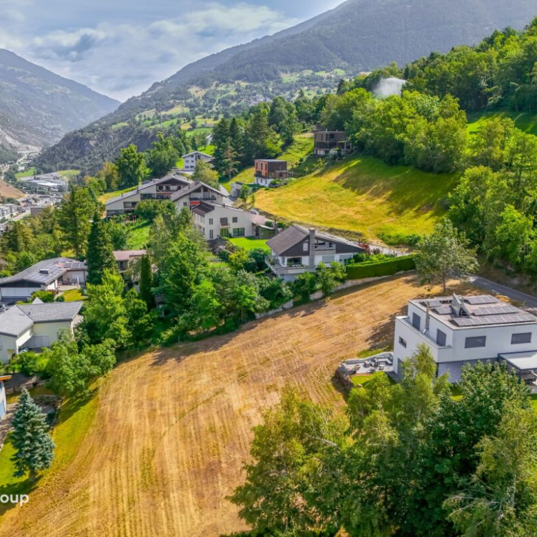 Ein grosszügiger Wohnbereich: eine Wohnung mit grosser Terrasse und wahrter Privatsphäre