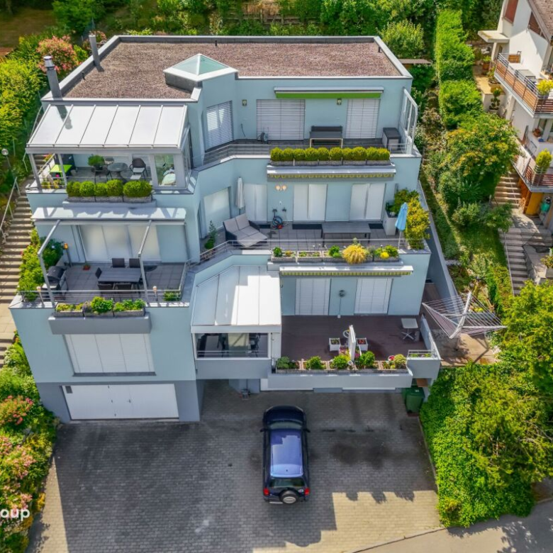 Ein grosszügiger Wohnbereich: eine Wohnung mit grosser Terrasse und wahrter Privatsphäre