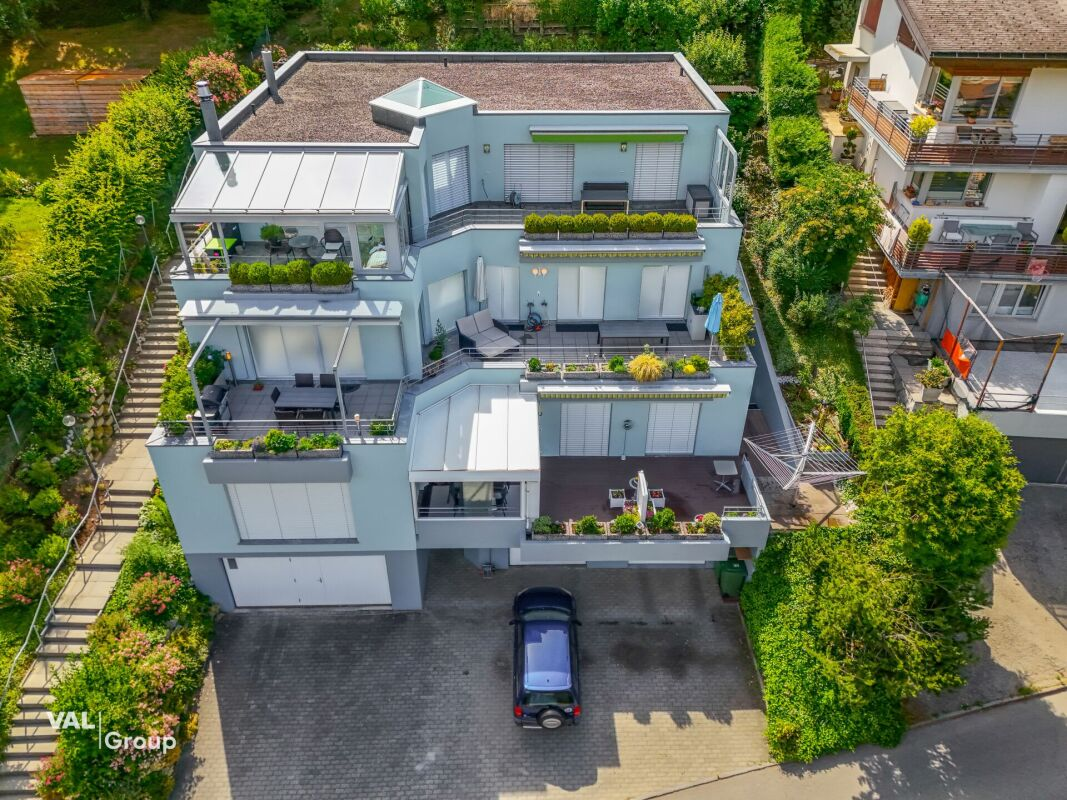 Ein grosszügiger Wohnbereich: eine Wohnung mit grosser Terrasse und wahrter Privatsphäre