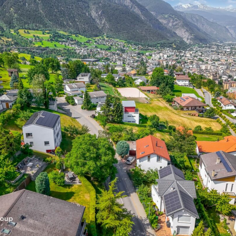 Ein grosszügiger Wohnbereich: eine Wohnung mit grosser Terrasse und wahrter Privatsphäre