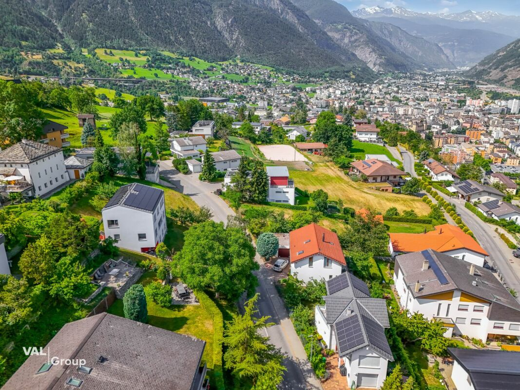 Ein grosszügiger Wohnbereich: eine Wohnung mit grosser Terrasse und wahrter Privatsphäre