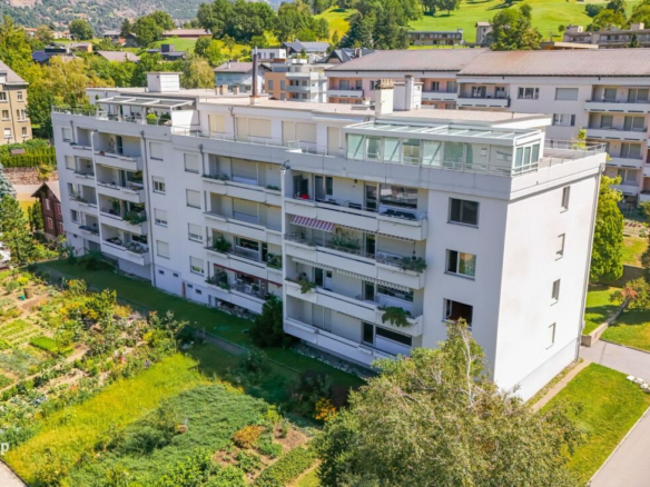 Bright apartment with valley view, located in a family-friendly neighborhood