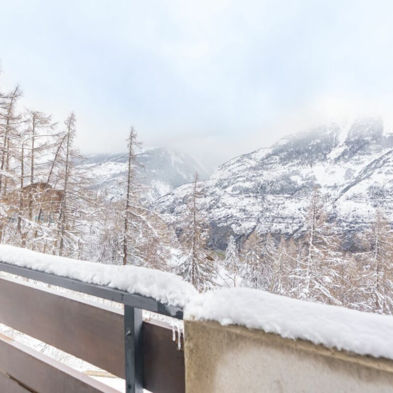 Spacious furnished 4.5-room apartment in Eischoll – sunny exposure with two balconies