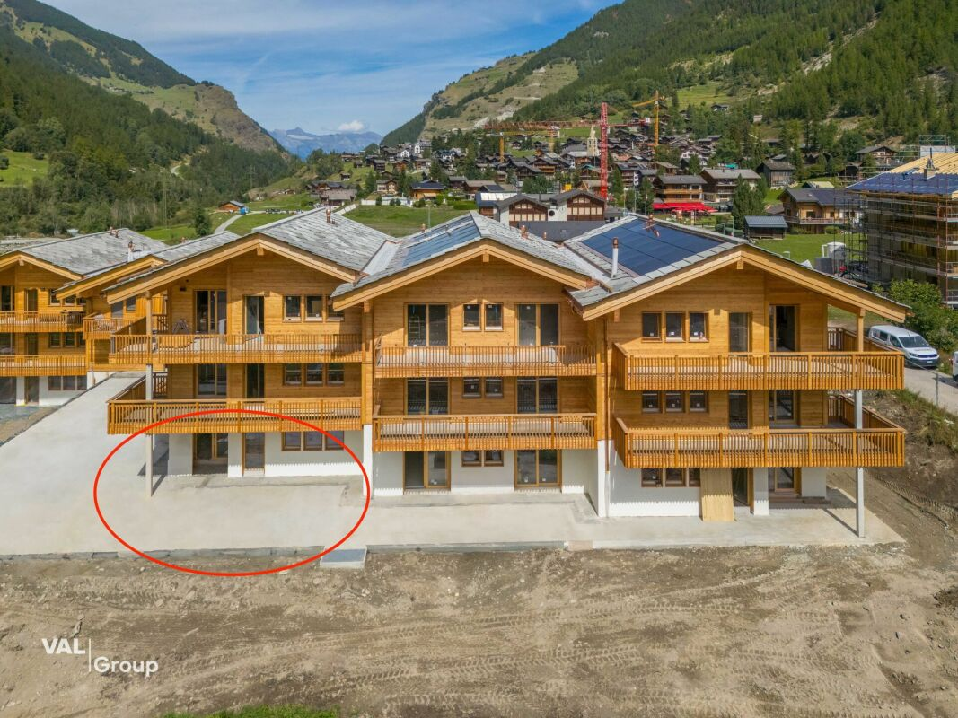 An exceptional 4.5-room apartment with terrace and garden, facing the peaks