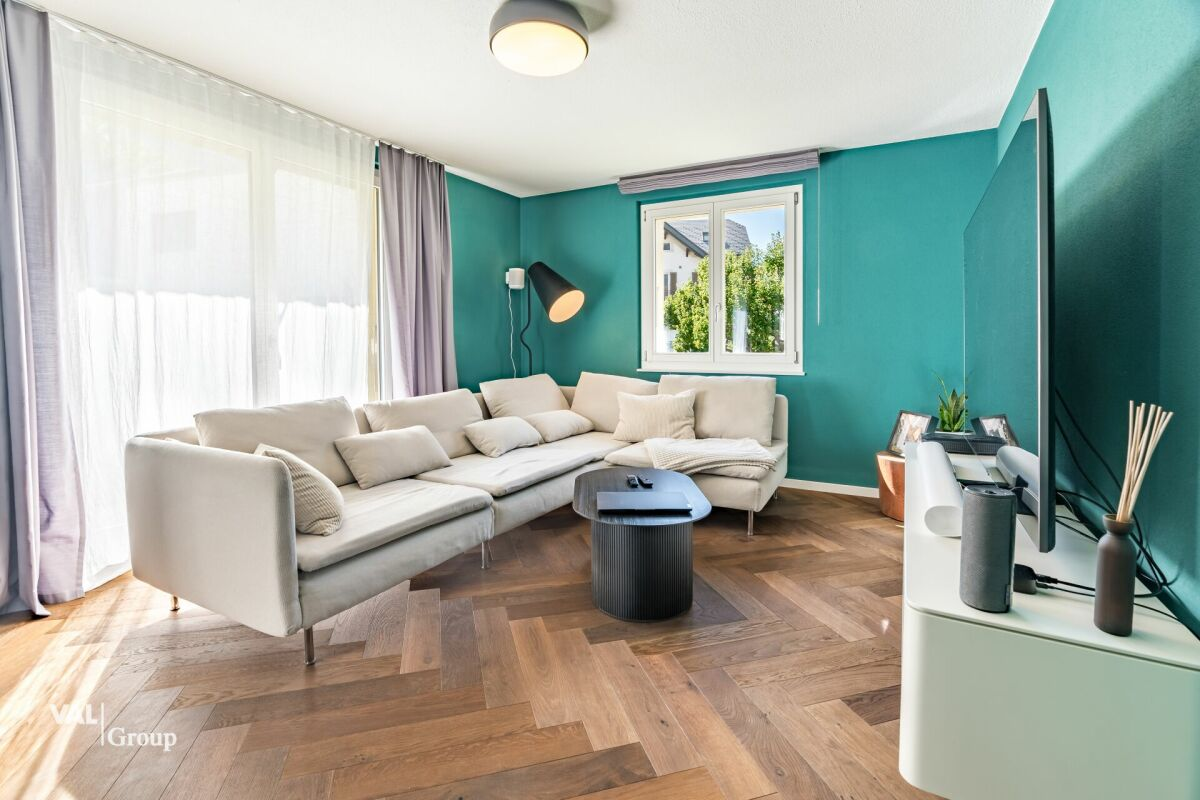 Located in the heart of town, carefully renovated: a characterful apartment