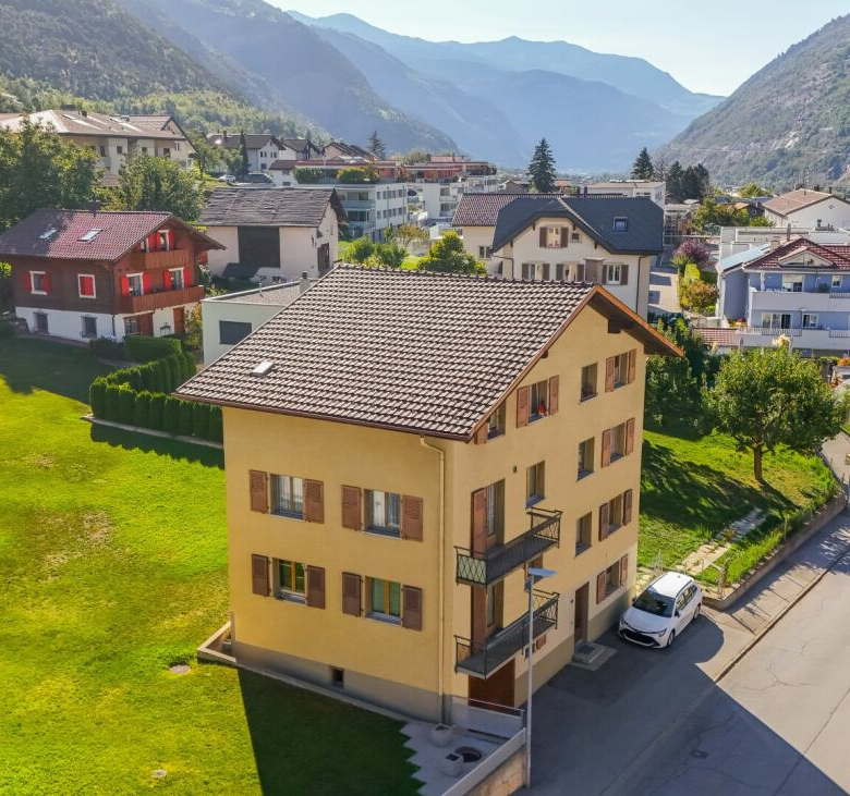 Located in the heart of town, carefully renovated: a characterful apartment