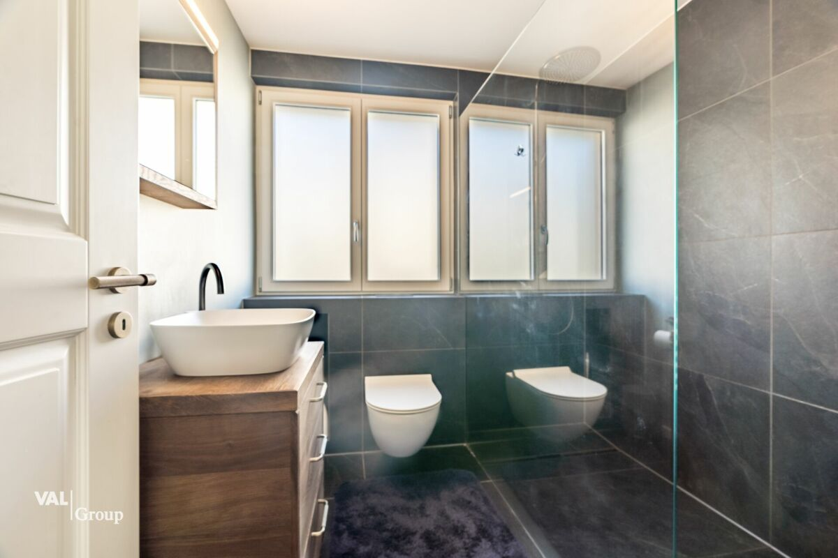 Located in the heart of town, carefully renovated: a characterful apartment