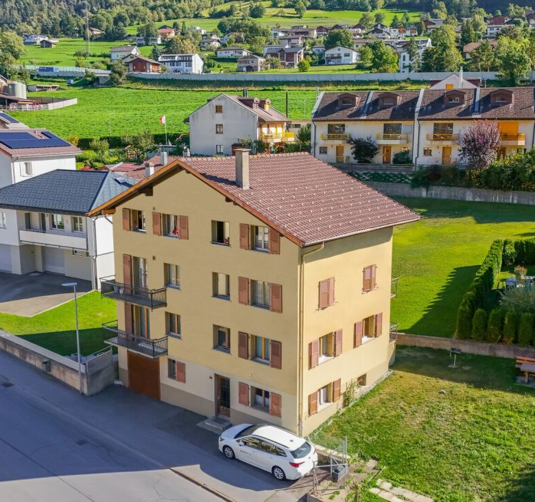 Located in the heart of town, carefully renovated: a characterful apartment