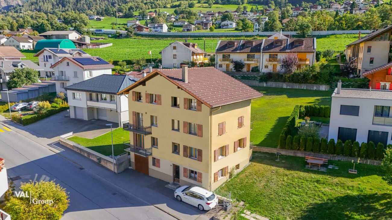 Located in the heart of town, carefully renovated: a characterful apartment