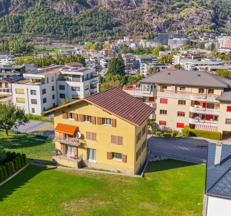 Located in the heart of town, carefully renovated: a characterful apartment