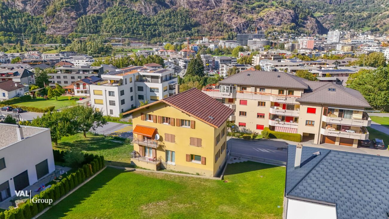 Located in the heart of town, carefully renovated: a characterful apartment