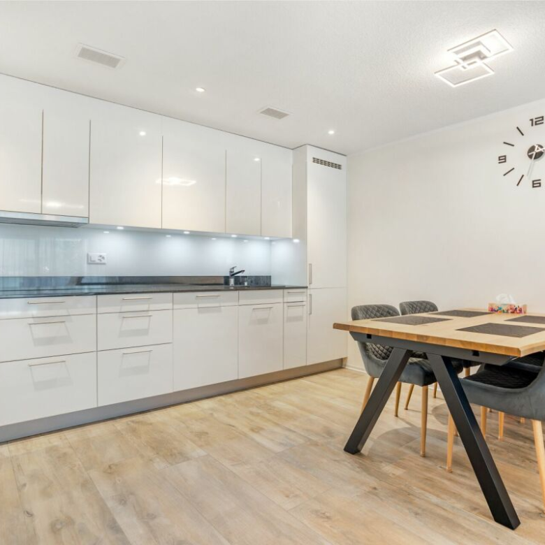 Bright apartment, like new, with a large private green space