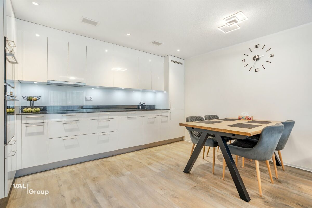 Bright apartment, like new, with a large private green space