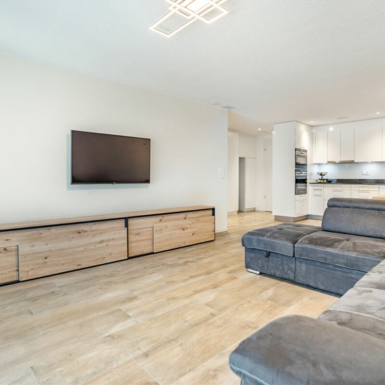 Bright apartment, like new, with a large private green space