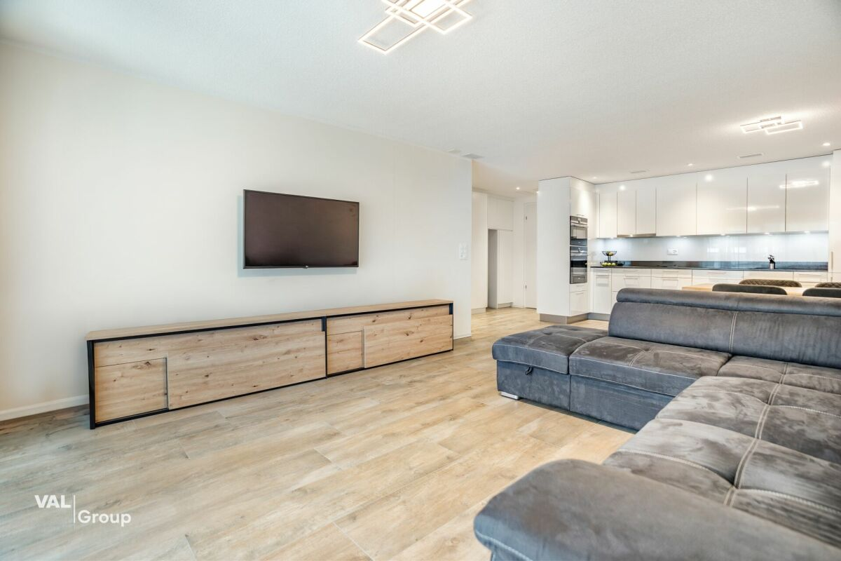Bright apartment, like new, with a large private green space
