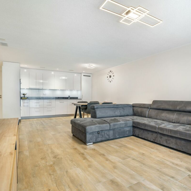 Bright apartment, like new, with a large private green space