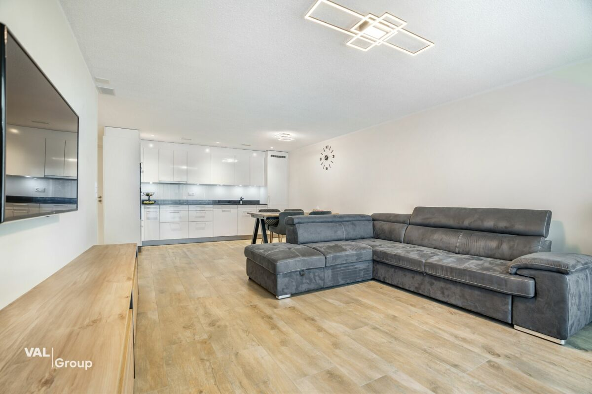 Bright apartment, like new, with a large private green space