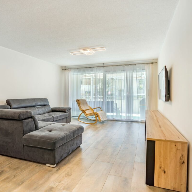 Bright apartment, like new, with a large private green space
