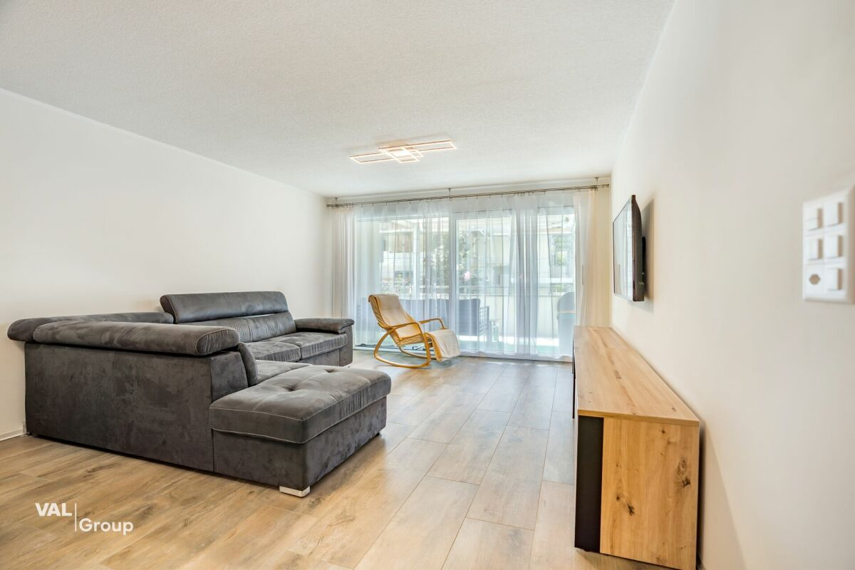 Bright apartment, like new, with a large private green space