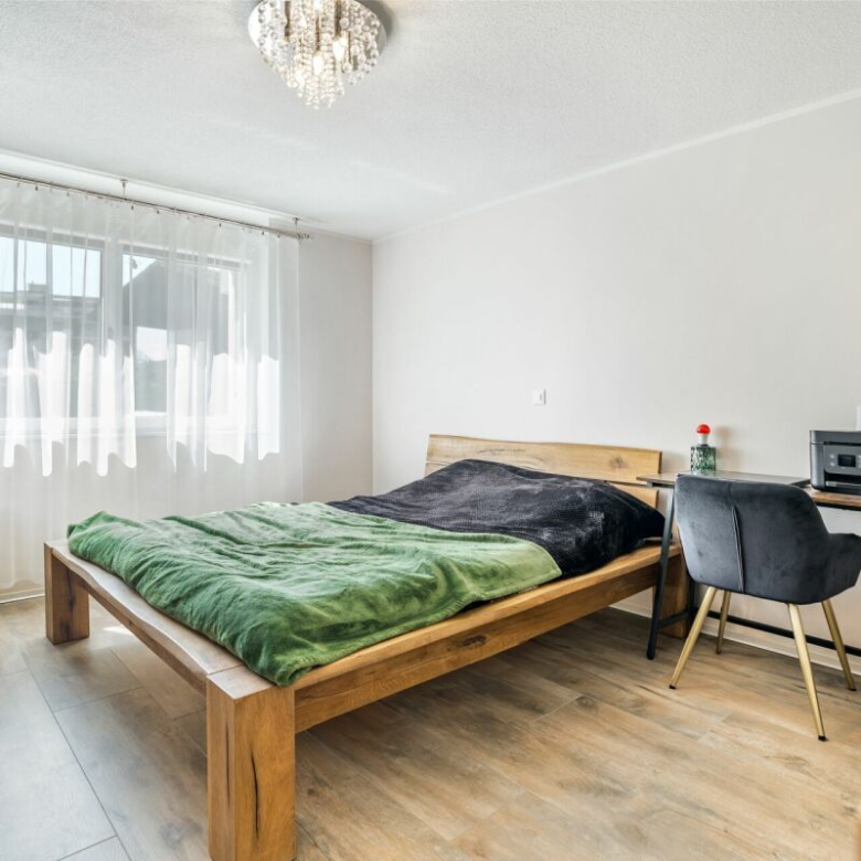 Bright apartment, like new, with a large private green space