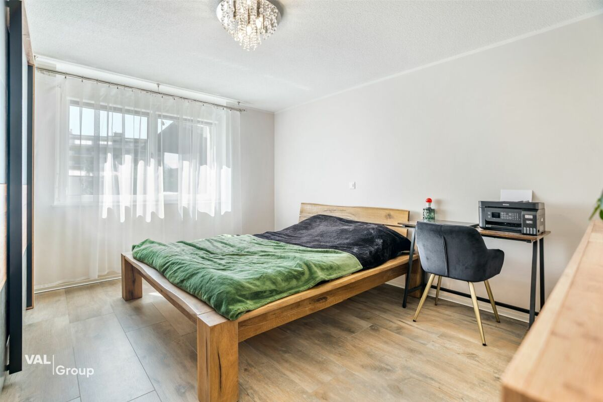 Bright apartment, like new, with a large private green space