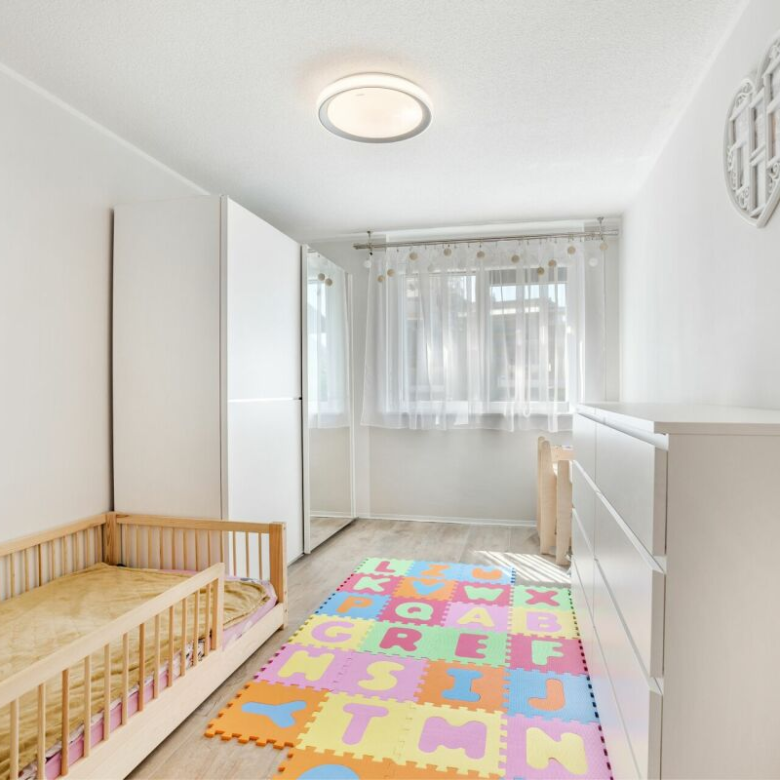 Bright apartment, like new, with a large private green space
