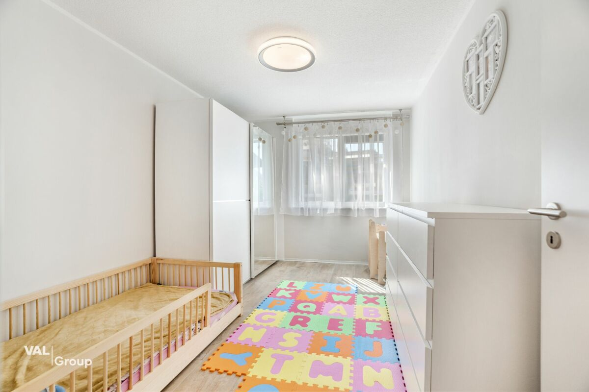 Bright apartment, like new, with a large private green space