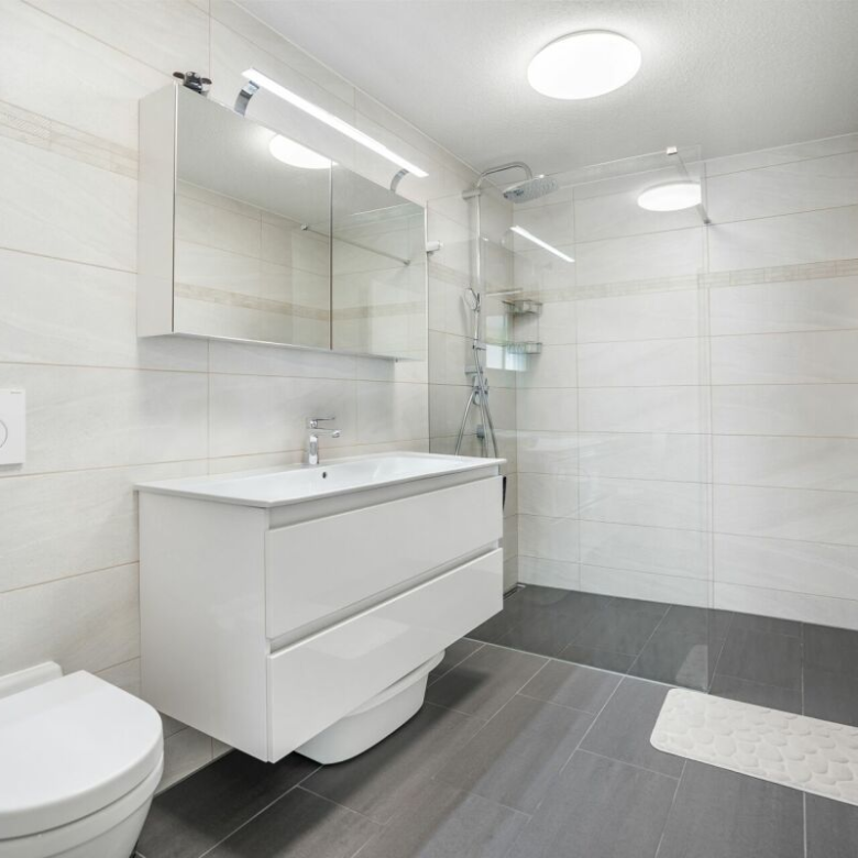 Bright apartment, like new, with a large private green space