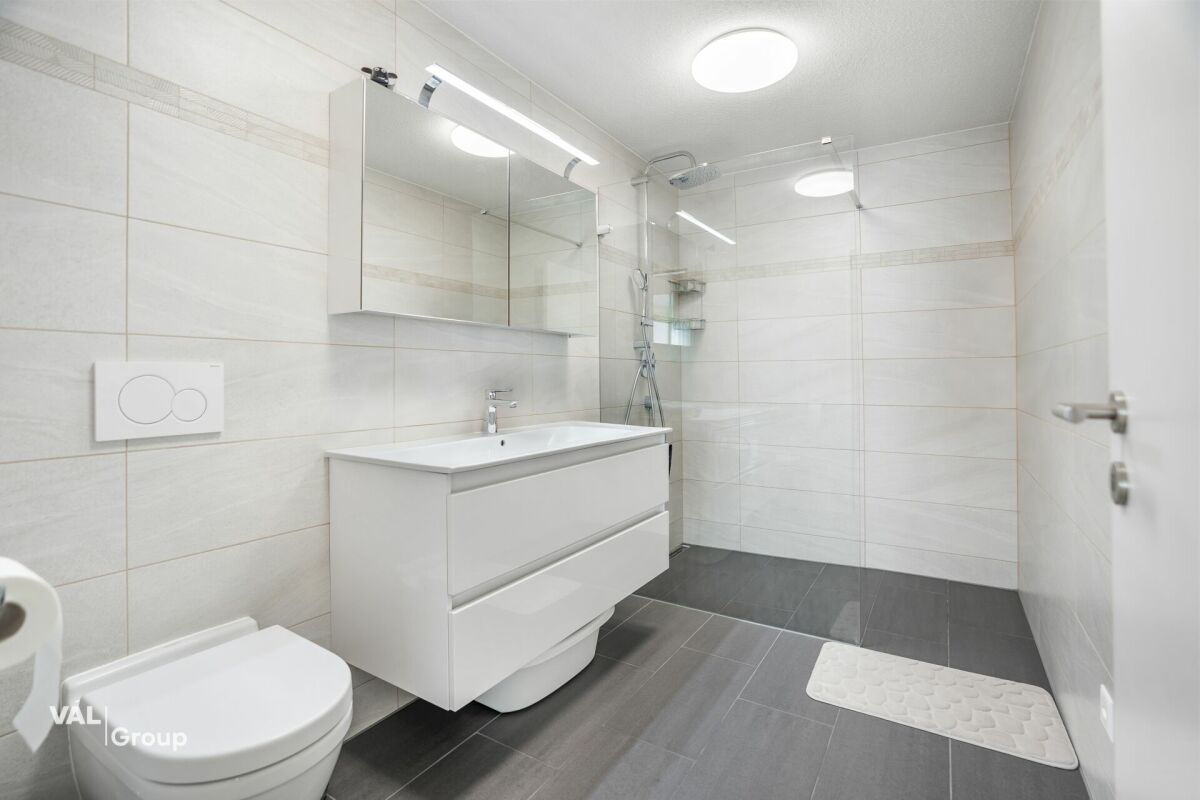 Bright apartment, like new, with a large private green space