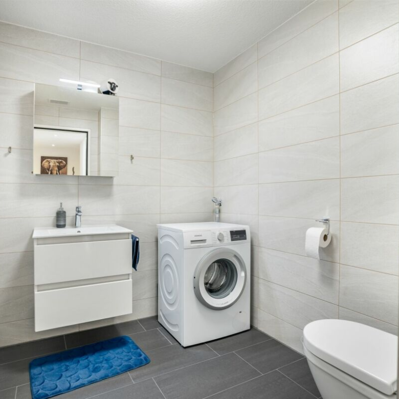 Bright apartment, like new, with a large private green space