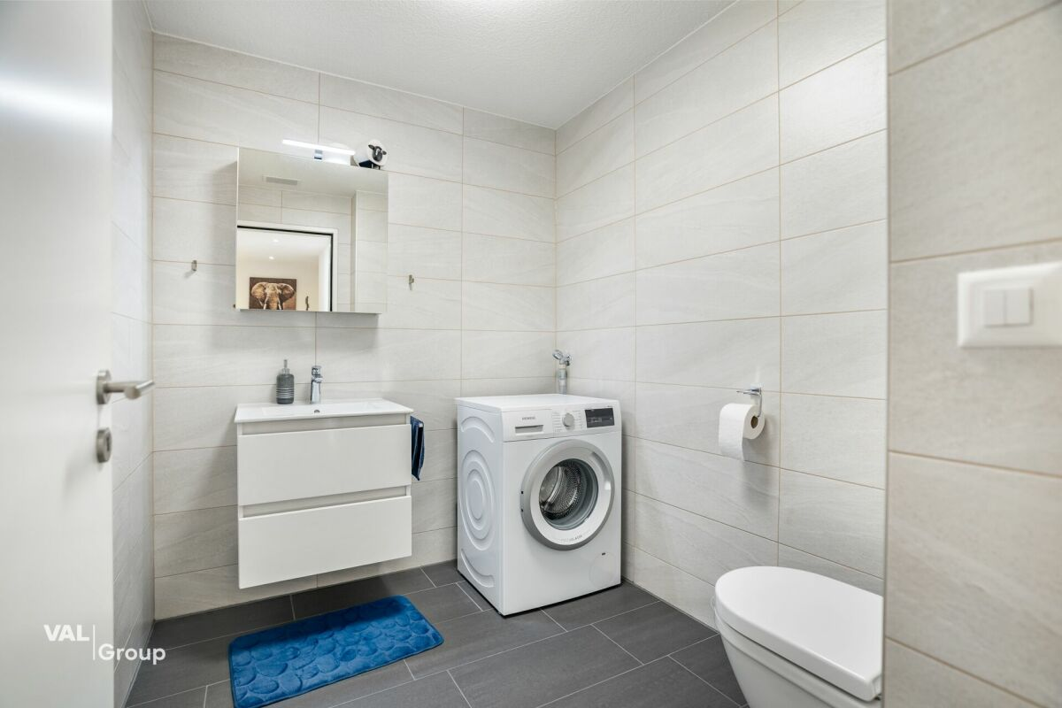 Bright apartment, like new, with a large private green space