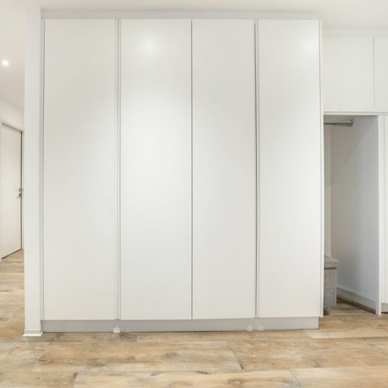 Bright apartment, like new, with a large private green space