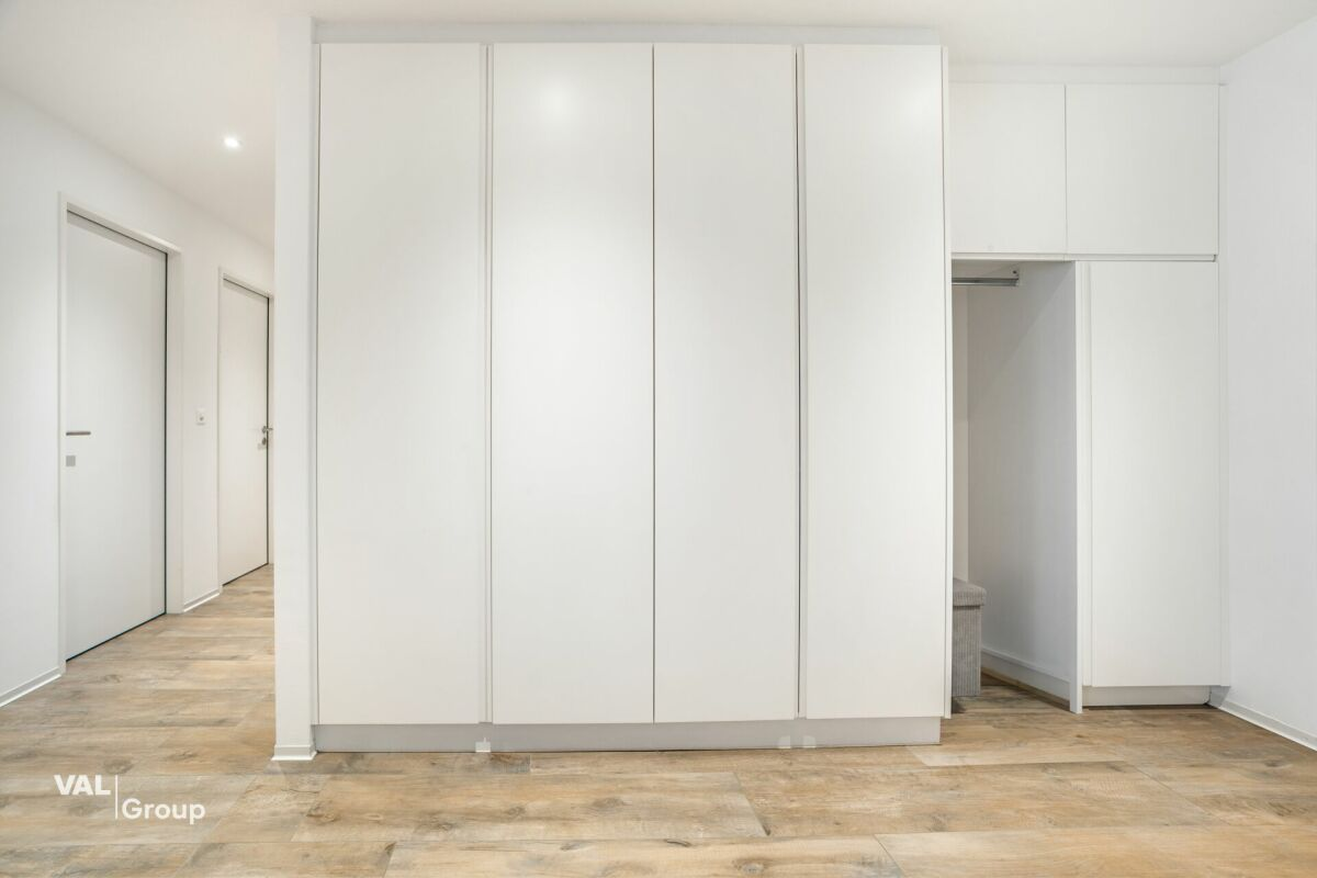 Bright apartment, like new, with a large private green space