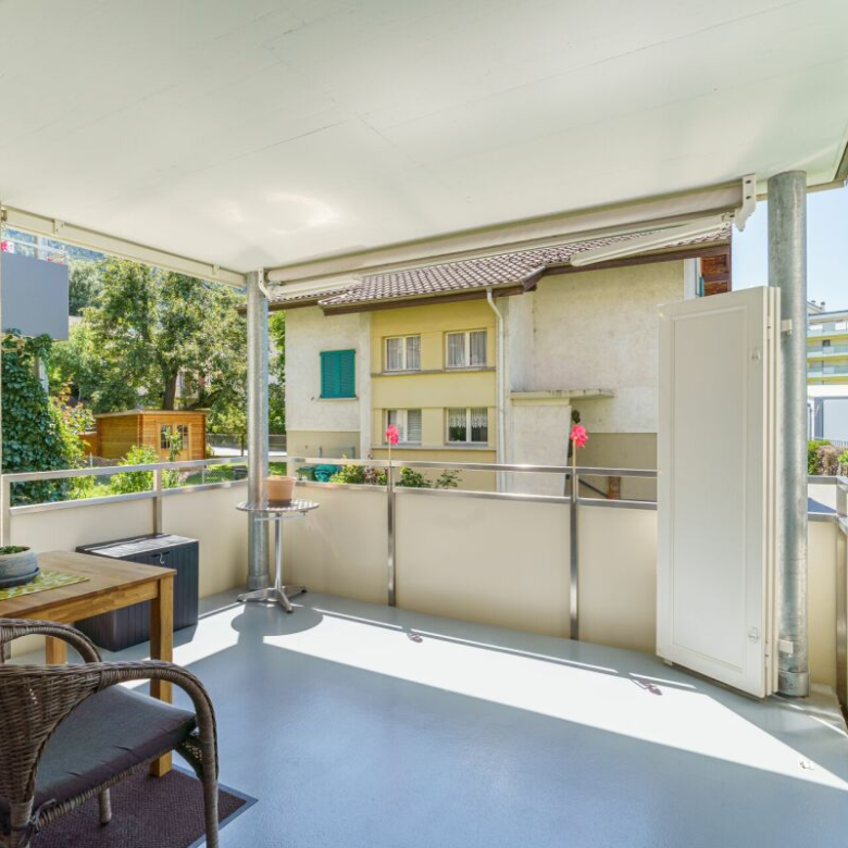 Bright apartment, like new, with a large private green space