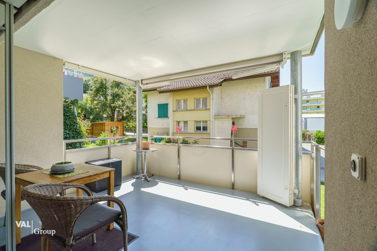 Bright apartment, like new, with a large private green space