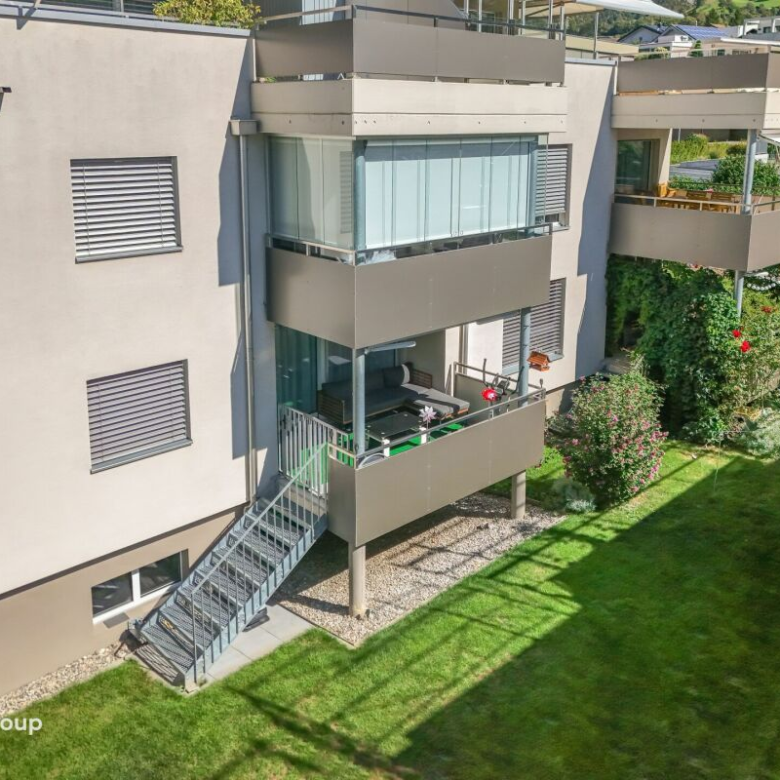 Bright apartment, like new, with a large private green space