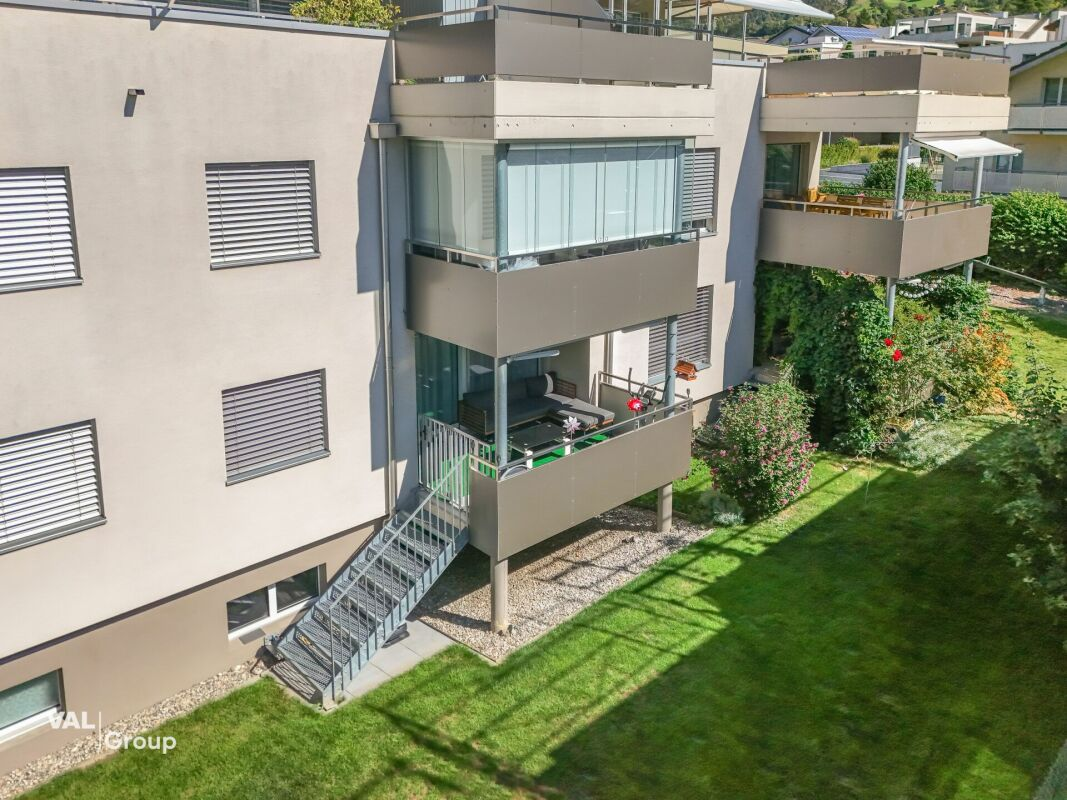 Bright apartment, like new, with a large private green space