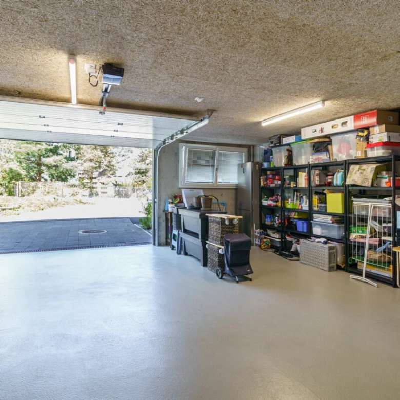 Bright apartment, like new, with a large private green space