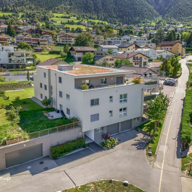 Bright apartment, like new, with a large private green space