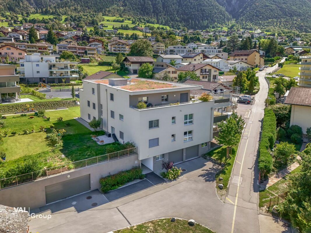 Bright apartment, like new, with a large private green space