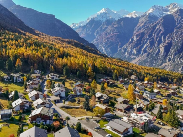 Appartement neuf et ensoleillé avec un grand balcon à Grächen