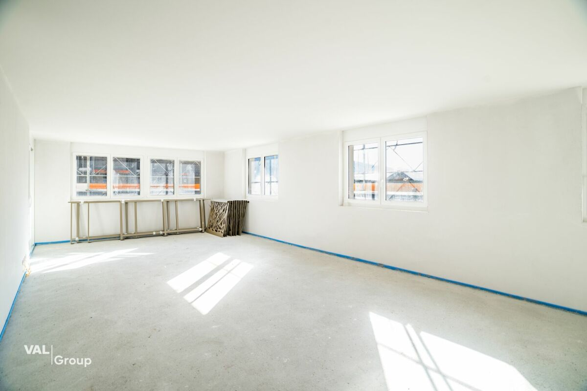 Upscale new apartment: a bright and elegant living space