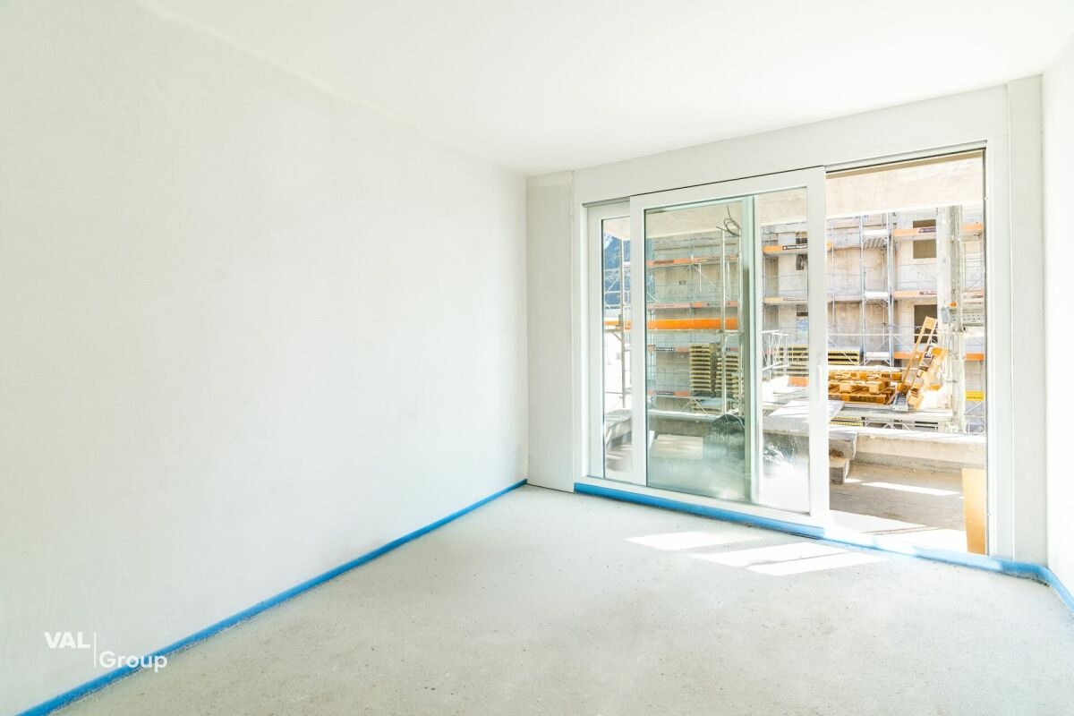 Upscale new apartment: a bright and elegant living space