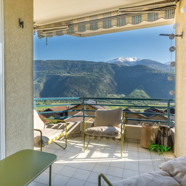 A home where calm, sunshine and mountain views reign