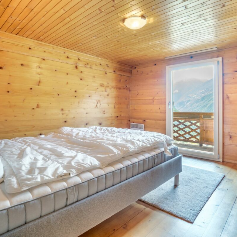 Gemütliches Dachgeschosswohnzimmer mit Aussicht in Staldenried