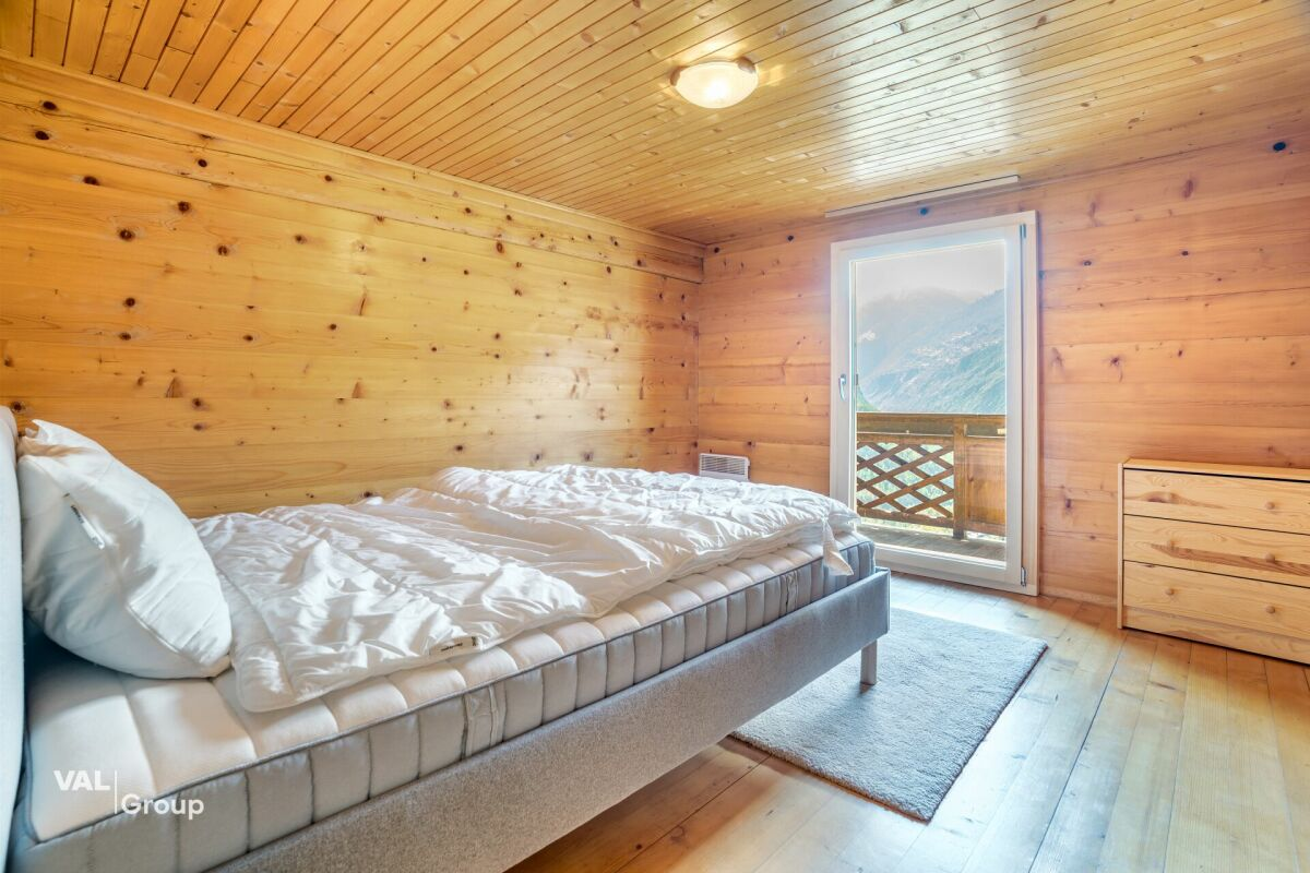 Gemütliches Dachgeschosswohnzimmer mit Aussicht in Staldenried