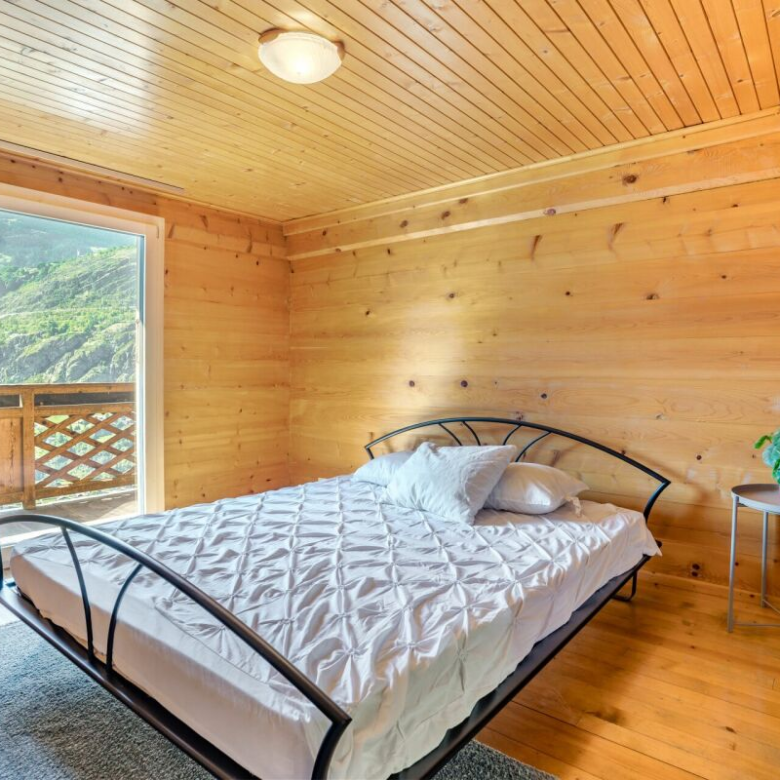 Gemütliches Dachgeschosswohnzimmer mit Aussicht in Staldenried