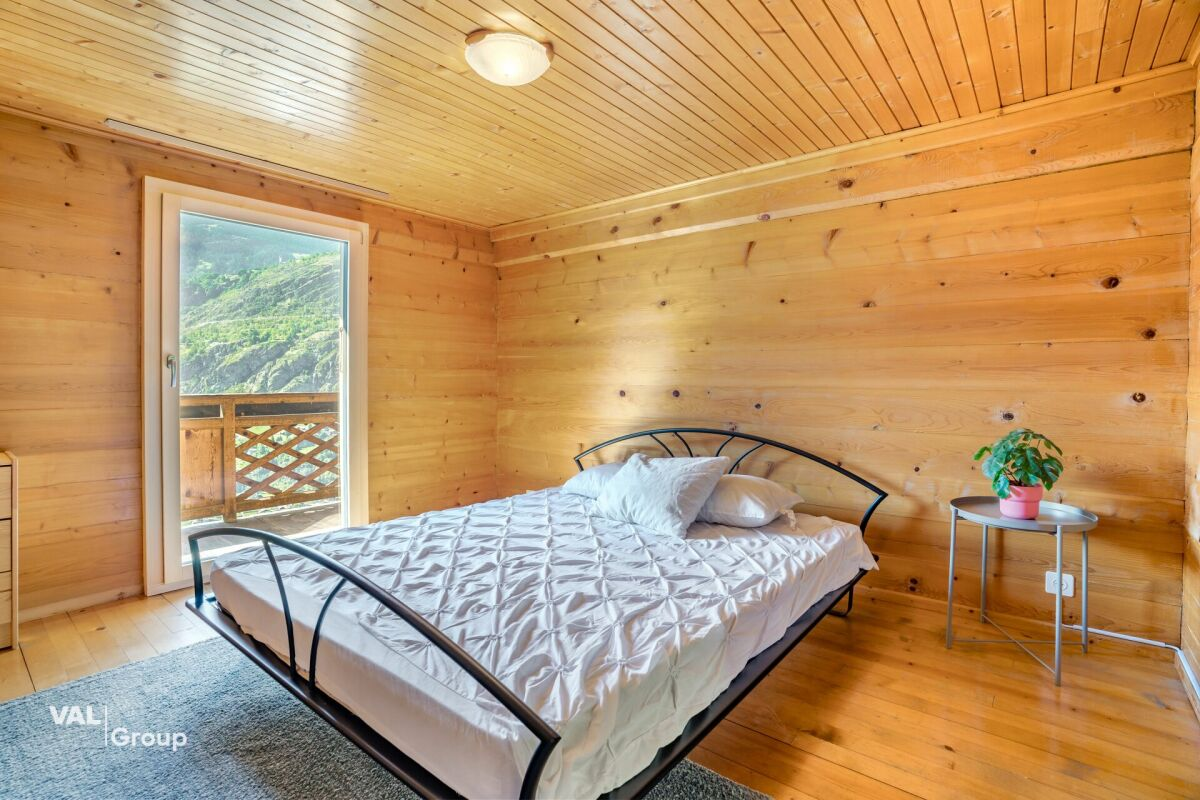 Gemütliches Dachgeschosswohnzimmer mit Aussicht in Staldenried