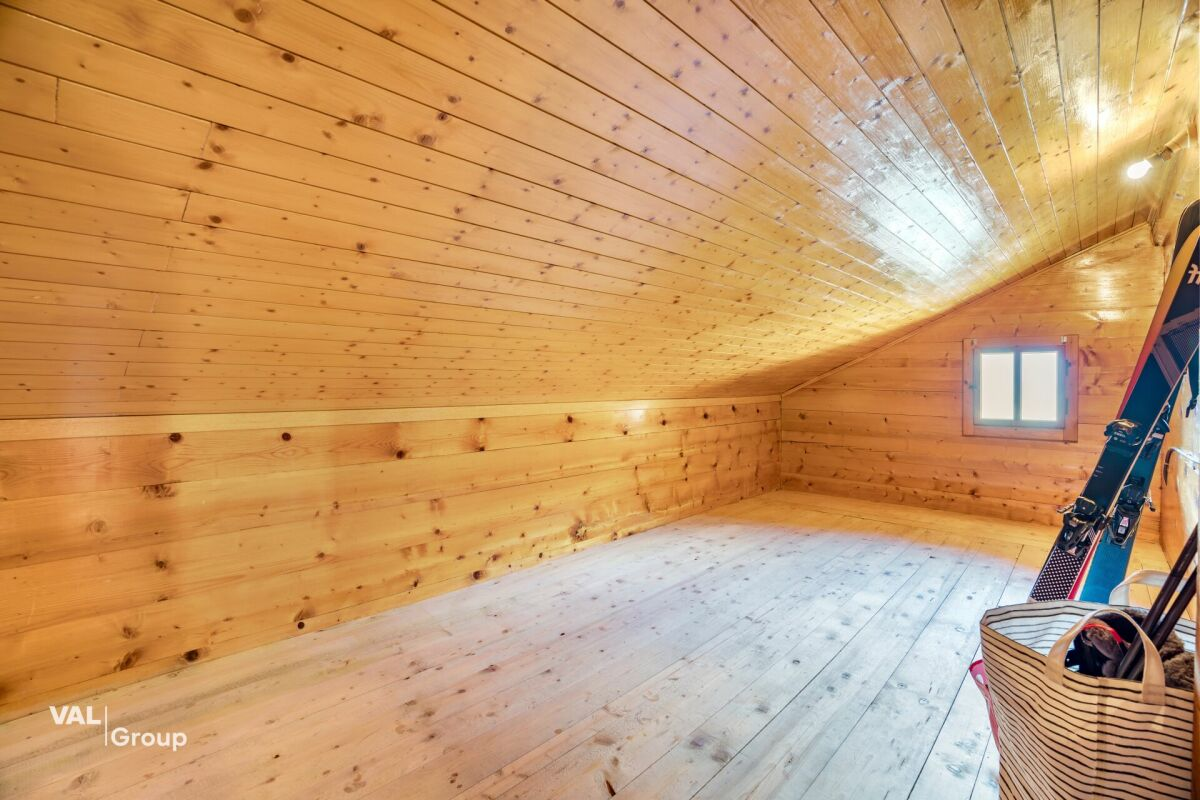 Gemütliches Dachgeschosswohnzimmer mit Aussicht in Staldenried