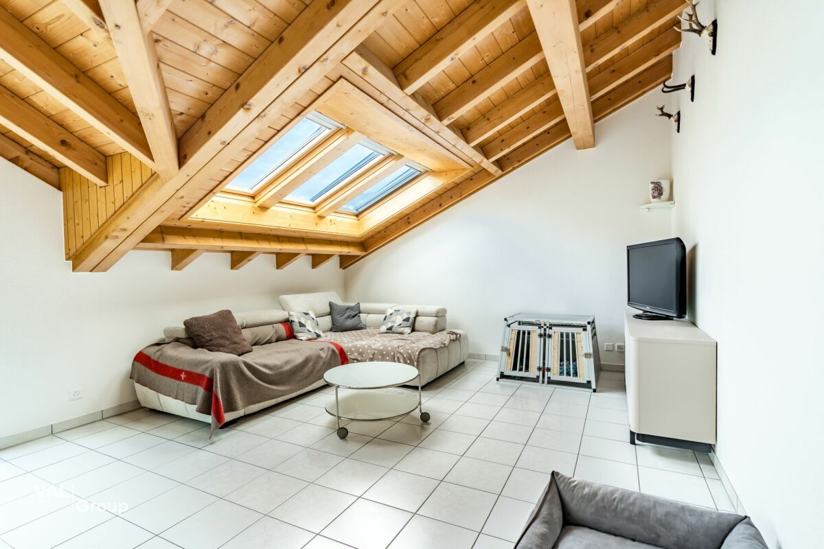 Charme, lumière et vue sur les montagnes : appartement mansardé de 4½ pièces au centre de Viège